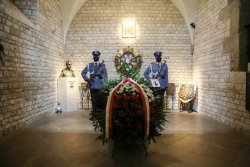 11. Policjanci pełniący wartę honorową przy grobach pochowanych na Wawelu