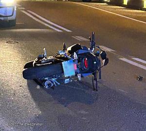 motocykl przewrócony na drodze