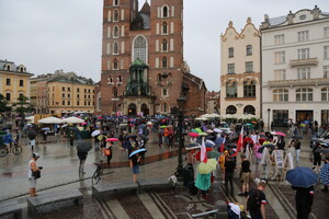widok na rynek główny w trakcie minuty ciszy