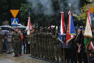 żołnierze oddają salwę honorową