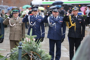 delegacja służb munduowych. Po środku komendant Morajko oraz Nowak. Wszyscy oddają honory przed grobem nieznanego żołnierza