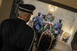 14. Komendant Wojewódzki Policji w Krakowie podczas składania więnca przy grobach pochowanych na Wawelu