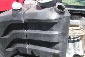 Na zdjęciu widać zbiornik na paliwo koloru czarnego