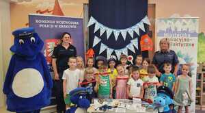 policjantki wraz z przedszkolakami i maskotkami policyjnymi na pamiątkowym zdjęciu