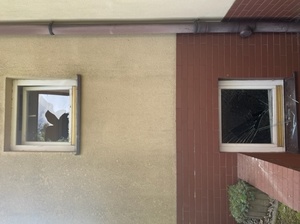 Rozbite szyby w dwóch oknach
