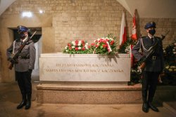 15. Warta honorowa Policjantów przy grobie Pary Prezydenckiej pochowanej na Wawelu.