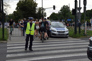 policjant kieruje ruchem stojąc na pasach