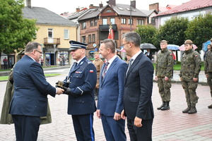 Komendant odbiera z rąk Ministra statuetkę