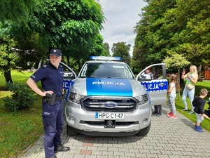 policyjny radiowóz w miasteczku