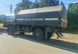 Pojazd służbowy patrolu saperskiego stojący na poboczu