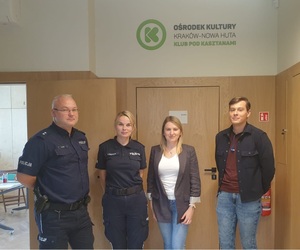 policjanci, przedstawieciele Sanepidu i Kuratorium Oświaty