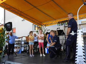 grupa dzieci w trakcie konkursu organizowanego przez umundurowaną policjantkę