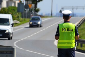 Policjant ruchu drogowego nadzoruje ruch na drodze