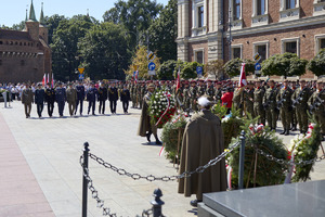 Kierownictwo Krakowskich Służb mundurowych składa kwiaty przed Grobem nieznanego żołnierza w Krakowie.