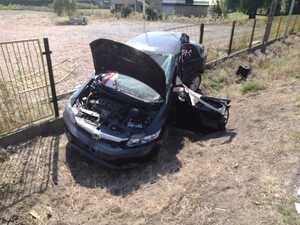 Samochód osobowy z widocznymi uszkodzeniami