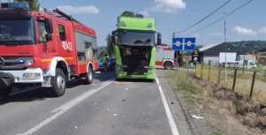 Wozy strażackie, radiowóz policyjny oraz samochód biorący udział w zdarzeniu drogowym