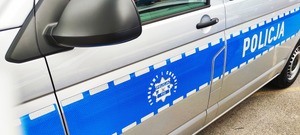 boczny napis Policja na drzwiach oznakowanego radiowozu