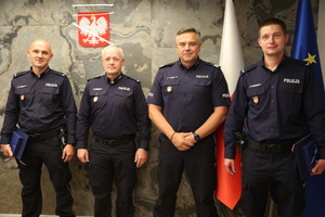 Komendant Wojewódzki Policji w Krakowie oraz nagrodzeni Policjanci