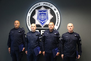 Wspólne zdjęcie z czterema nagrodzonymi policjantami