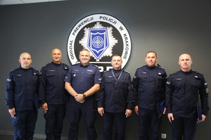 Wspólne zdjęcie z czterema nagrodzonymi policjantami, komendantem Ledzionem i dowódcą Nowakiem