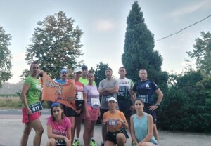 zdjęcie grupowe uczestników biegu