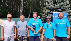 KPP Oświęcim policyjne zawody wędkarskie o puchar IPA Wadowice 2023  na zdjęciu drużyna KPP Oświęcim z pucharem II miejsce