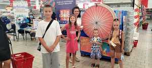 uczestnicy akcji profilaktycznej w Auchan Kraków podczas gry Koło zagadek