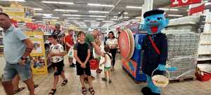 uczestnicy akcji profilaktycznej w Auchan wraz z Polisią