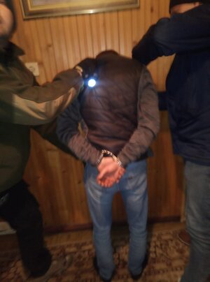 26 latek skuty kajdankami przez funkcjonariuszy