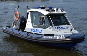 policyjna motorówka na zbiorniku wodnym - zdjęcie poglądowe