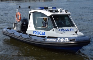 policyjna motorówka na zbiorniku wodnym - zdjęcie poglądowe
