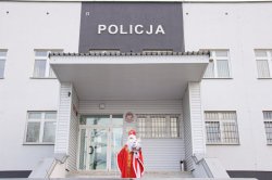 Święty Mikołaj wychodzi z budynku komendy Policji