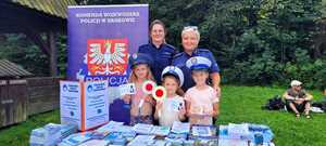 policjantki wraz z dziećmi ubranymi w elementy umundurowania policyjnego na pamiątkowej fotografii