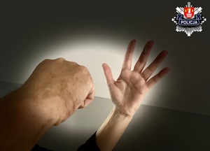 zaciśnieta dłoń męska i otwarta reka kobieca