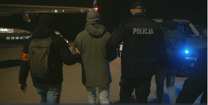 policjanci kryminalni na lotnisku prowadzą zatrzymanego