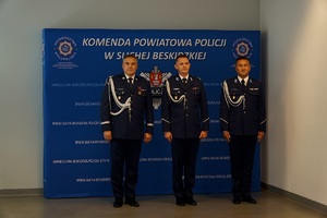 Komendant Wojewódzki stojący w obecności Komendnata Powiatowego Policji w Suchej Beskidzkiej i jego 1 zastępcy