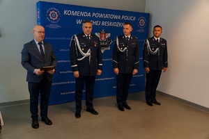 Starosta suski przemawiający do gości w obecności Komendanta Wojewódzkiego oraz komendanta  Powiatowego w Suchej Beskidzkiej