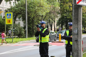 Policjanci ruchu drogowego prowadzą pomiar prędkości