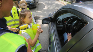 uczniowie dziękują kierowcy za prawidłowe zachowanie w pobliżu przejścia dla pieszych
