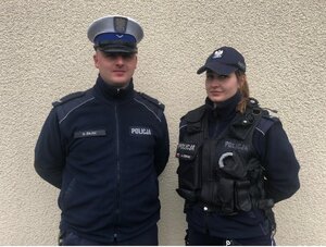 para umundurowanych policjantów pozuje do zdjęcia