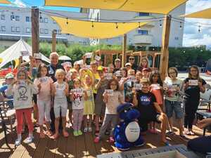 pamiątkowa fotografia uczestników letniej połkolonii w Aqua parku w Krakowie z policjantkami