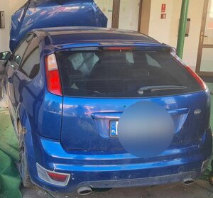 niebieski samochód osobowy zaparkowany na ścianie budynku żłobka