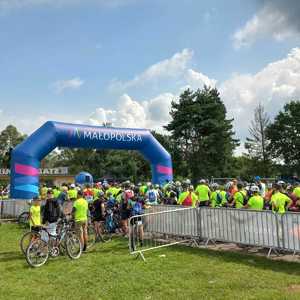 Uczestnicy Małopolska Tour na linii startu do rodzinnego rajdu rowerowego w Wadowicach