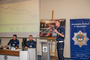 naczelnik Wydziału Ruchu Drogowego Komendy Wojewódzkiej Policji w Krakowie podczas wystąpienia na konferencji naukowej dotyczącej bezpieczeństwa w ruchu drogowym