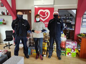 Zdjęcie w ośrodku. Dwóch policjantów oraz opiekunka z hospicjum
