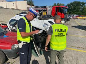 policjant z technikiem kryminalistyki podczas oględzin miejsca zdarzenia