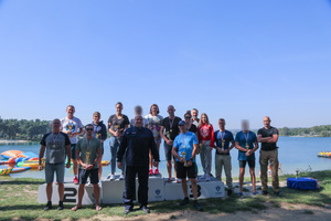 uczestnicy zawodów wraz z inspektorem Tomaszem Drożdżakiem - Zastępcą Komendanta Wojewódzkiego Policji w Krakowie