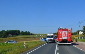 Miejsce zdarzenia drogowego w tle służby ratunkowe