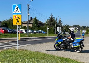 Bezpieczna droga do szkoły policjant na motocyklu przy przejściu dla pieszych przy SP 1 w Osieku