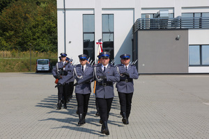 kompania honorowa wprowadza Sztandar Komendy Wojewódzkiej Policji w Krakowie